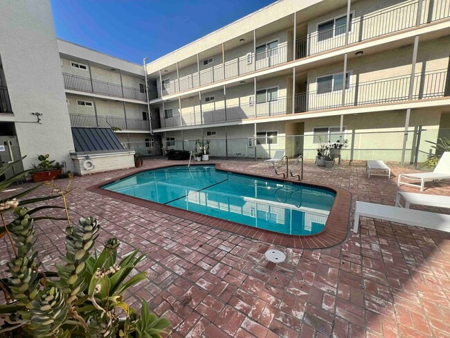 Building Photo - Mesmerizing 2-bedroom, 2-bath condominium ...