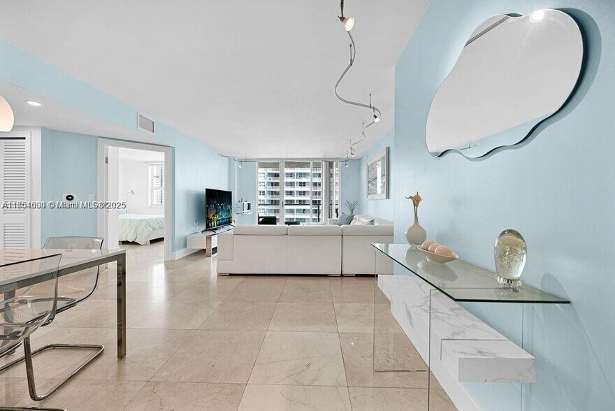 Building Photo - 1155 Brickell Bay Dr