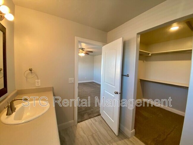 Building Photo - 3132 S Relic Ridge Dr