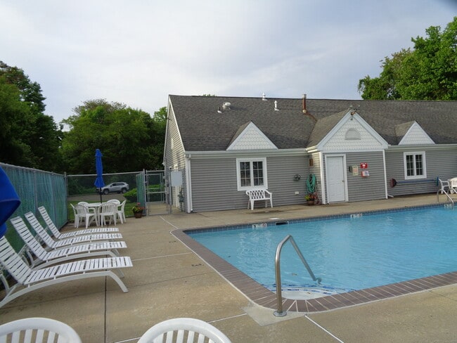 Building Photo - 560 Silver Sands Rd