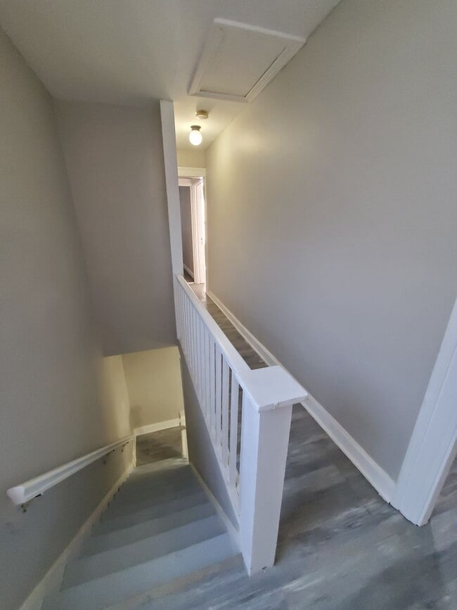 Building Photo - Three-bedroom 2 Full Bath Single-Family Ho...