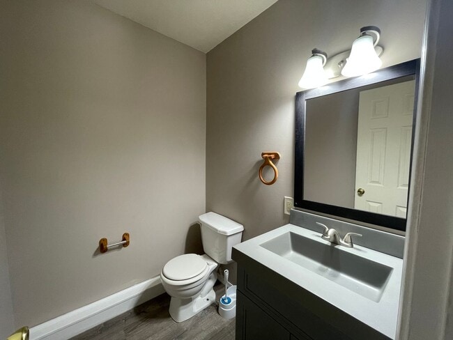 Building Photo - 111 Mint Ln