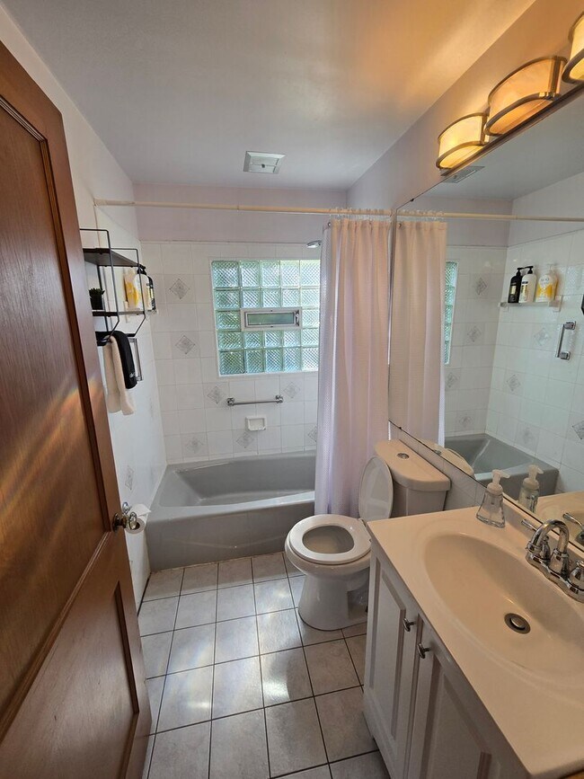 Building Photo - Stunning 4Bed 2bath House in Point Breeze!...