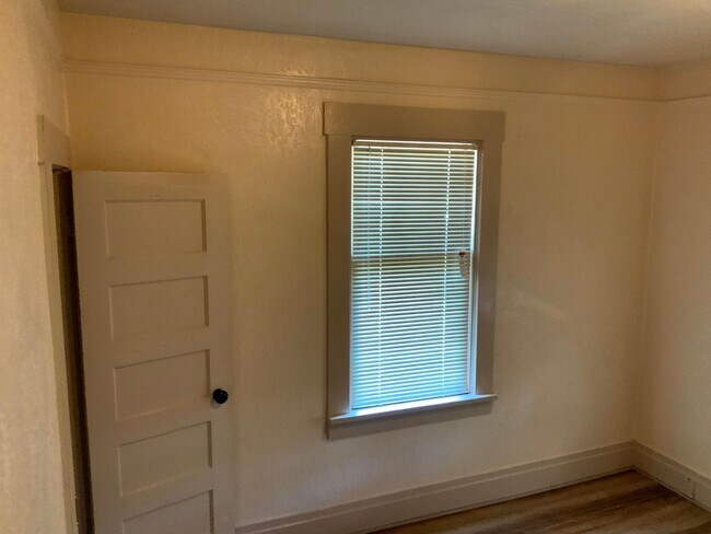 Building Photo - 2 Bedroom House in Springfield