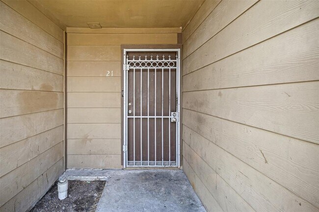 Building Photo - 9090 S Braeswood Blvd