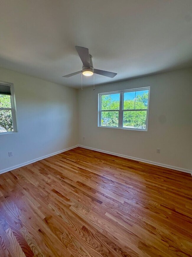 Building Photo - Newly Renovated Three Bedrooms Condo in South Windermere