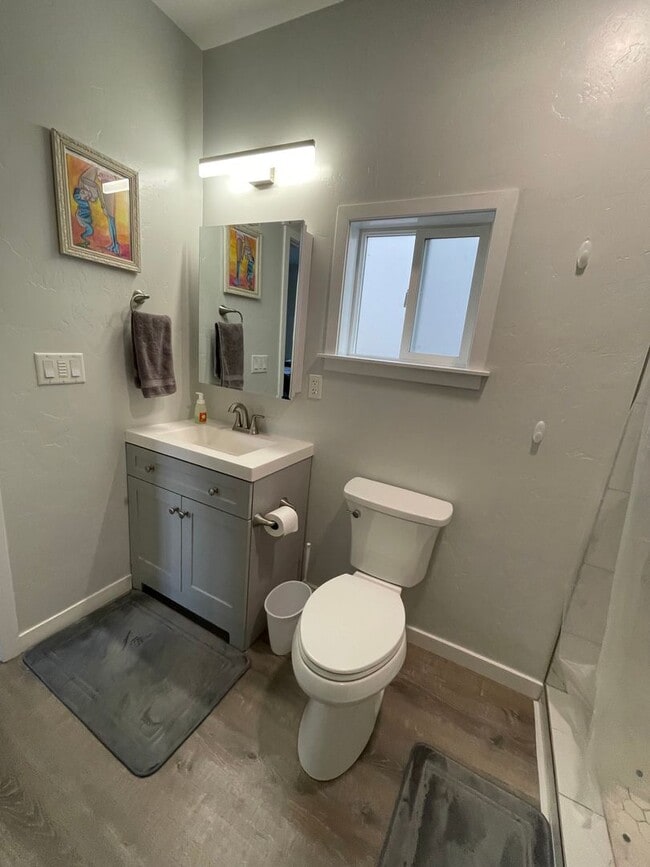Building Photo - Remodeled Furnished Studio, Conveniently l...