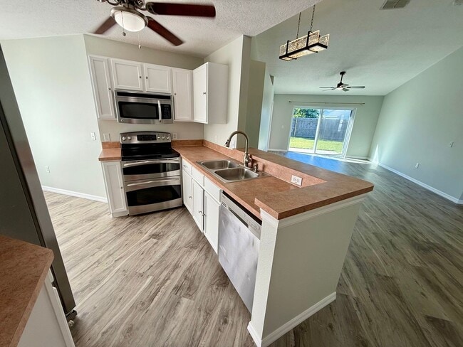 Building Photo - 3/2 Spacious Saint Cloud Home with fenced ...