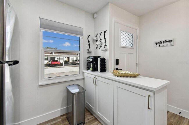 Building Photo - 9032 Mission Oaks Blvd