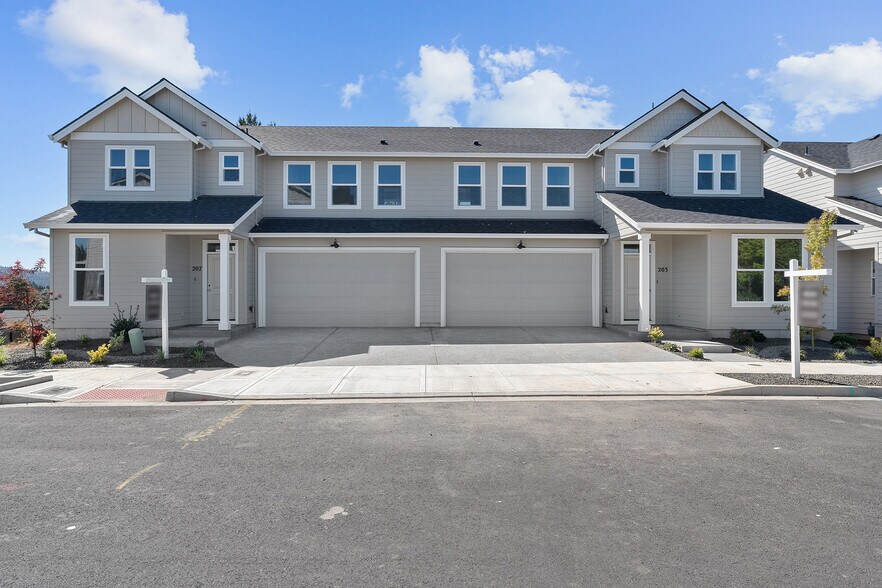 Primary Photo - 203 SE Acacia Dr
