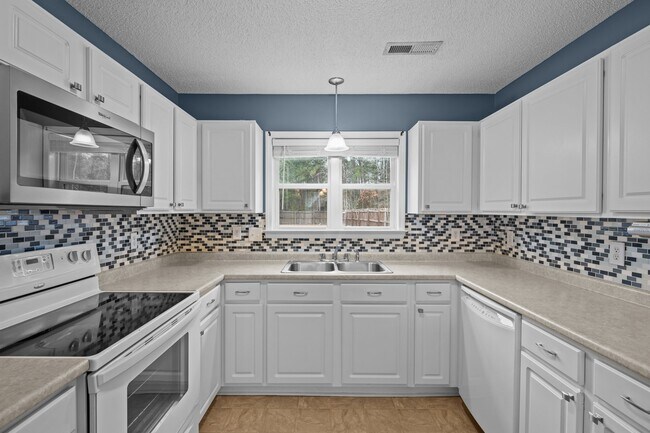 Building Photo - 202 Fairmount Way