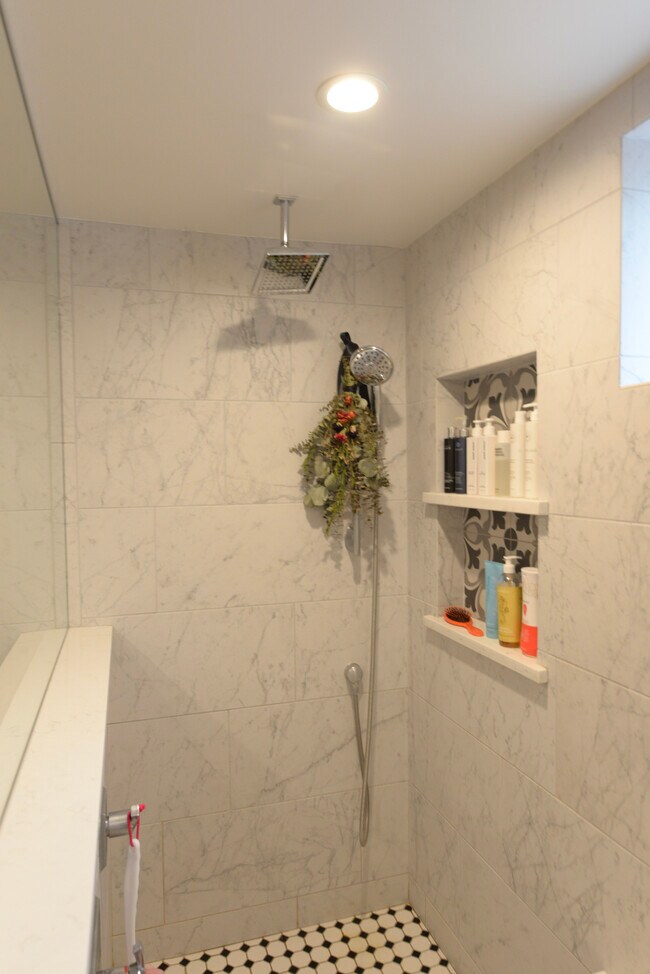 Master Bath - 932 S Holly St