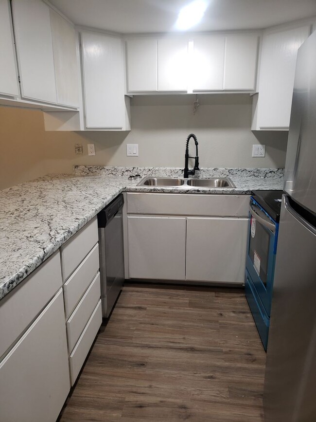 Building Photo - Renovated 2 bed / 1 bath with washer/dryer...