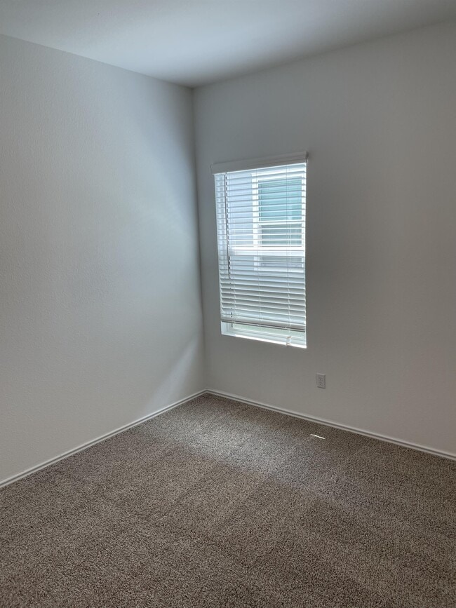 Building Photo - 10646 Vinateros Dr