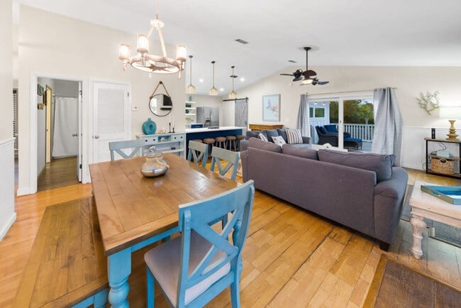 Building Photo - 501 Dolphin St