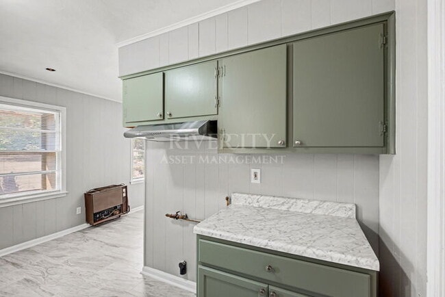 Building Photo - A MUST SEE LOCATED IN A BEAUTIFUL PART OF THE CITY!!!!!! SECTION 8 WELCOMED!!