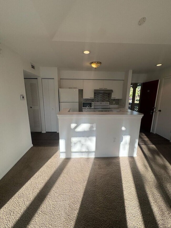 Building Photo - 1/1 Spacious Condo in Gated Community