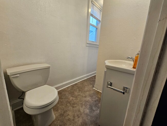 Building Photo - SW 4 bedroom 2 bath with fenced yard