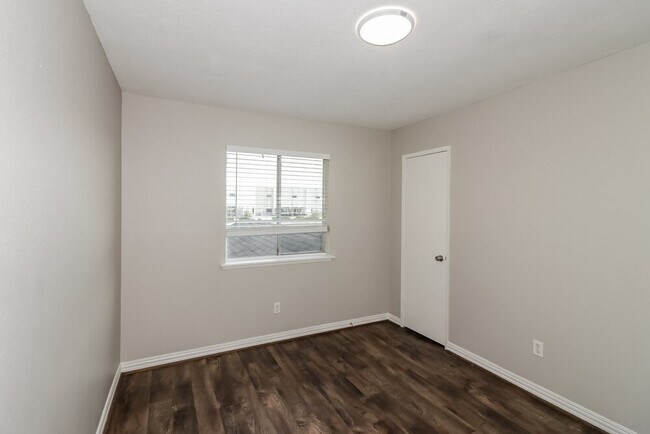 Building Photo - 11955 Drummond Park Dr