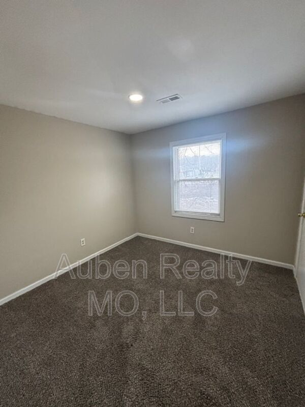 Building Photo - 8738 Thompson Ave