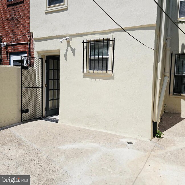 Building Photo - 1816 Montrose St