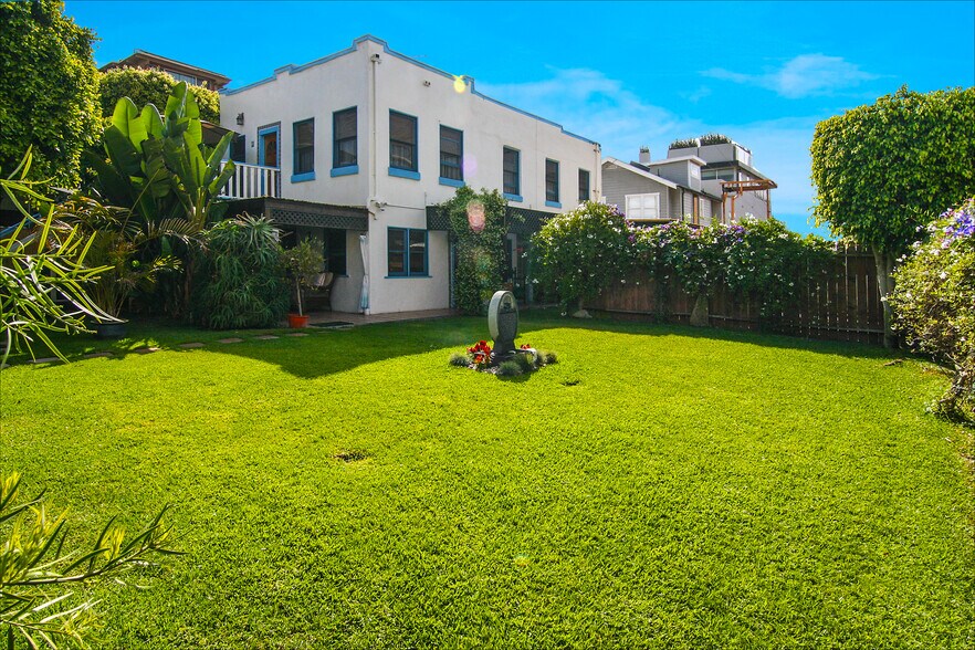 Large Garden Yard ~ a unique feature this close to the ocean - 14 S Venice Blvd