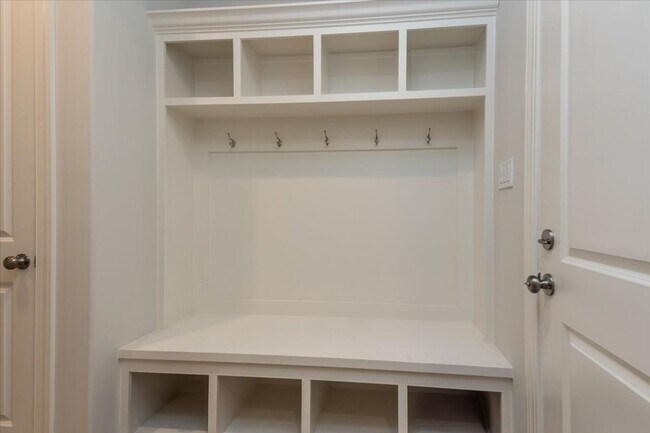 Building Photo - Like New 6 BR/ 4.5 BA in Lakeland