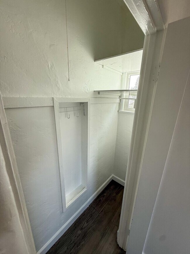 Building Photo - 612 57th St