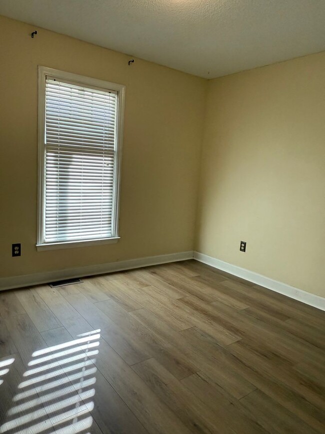 Building Photo - 3 Bedroom Home with Back Deck & Large Fenc...