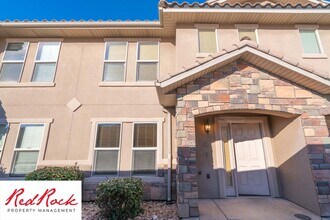 Building Photo - Beautiful 3 bedroom, 2.5 bathroom Townhome...
