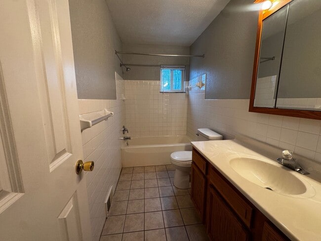 Building Photo - Charming 2-Bedroom Property in Prime Location