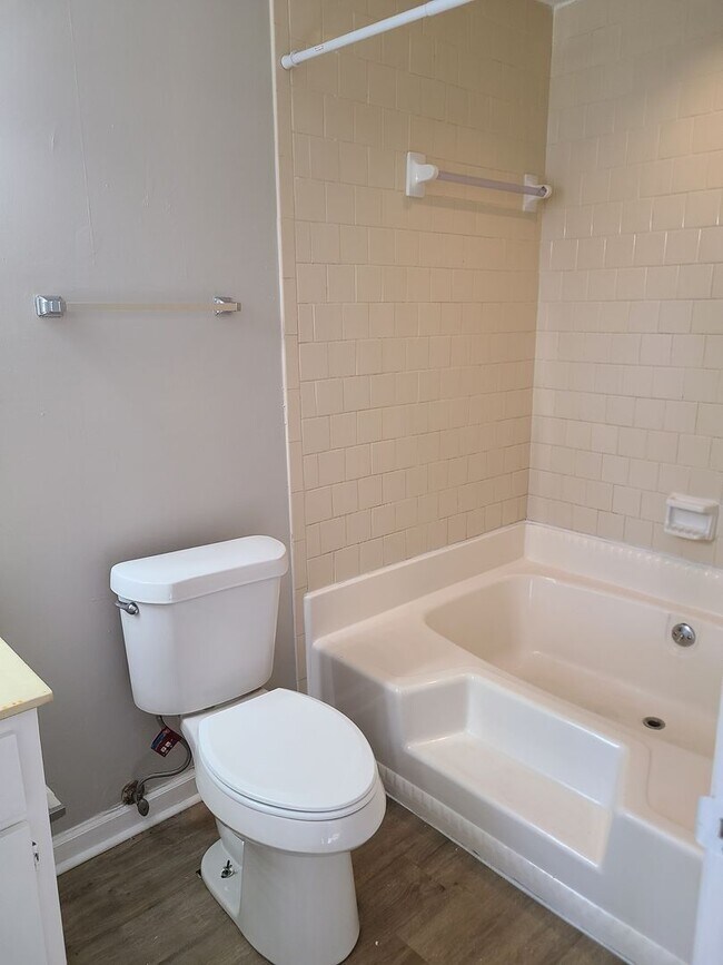 Building Photo - 21st St 1440** Raymer