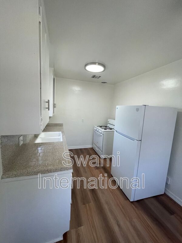 Building Photo - 833 W 97th St