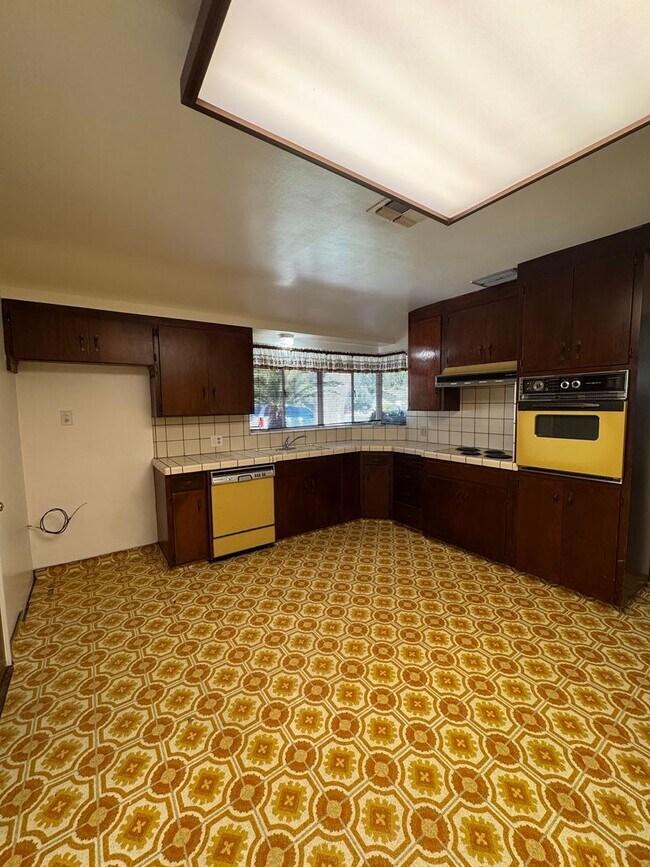 Building Photo - Charming Home Rent Ready !