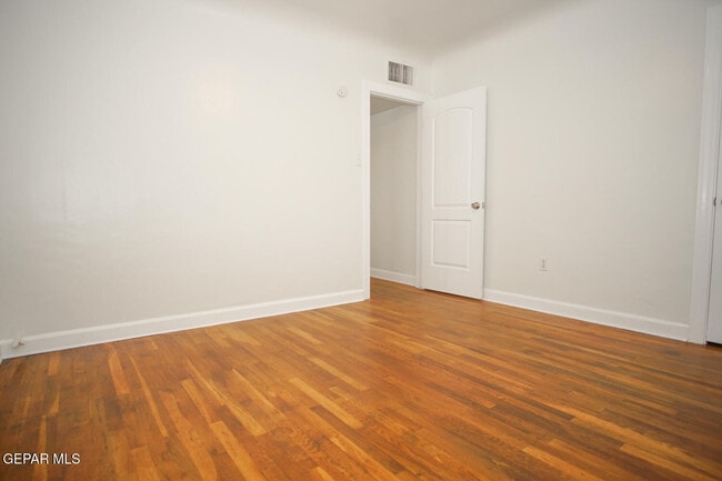 Building Photo - 4416 La Luz Ave