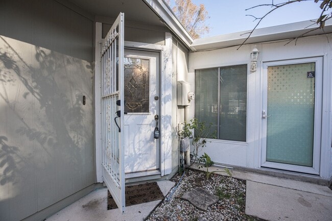 Building Photo - HIllcrest