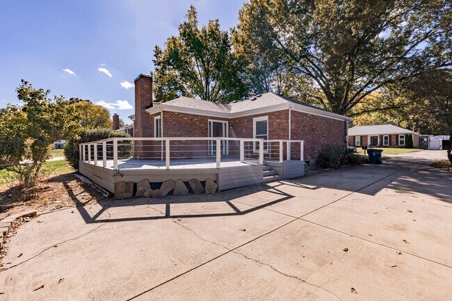 Building Photo - 1211 Meadowridge Trail