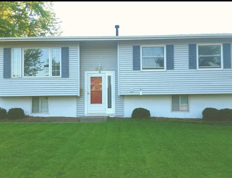 Primary Photo - 1855 Queens Dr