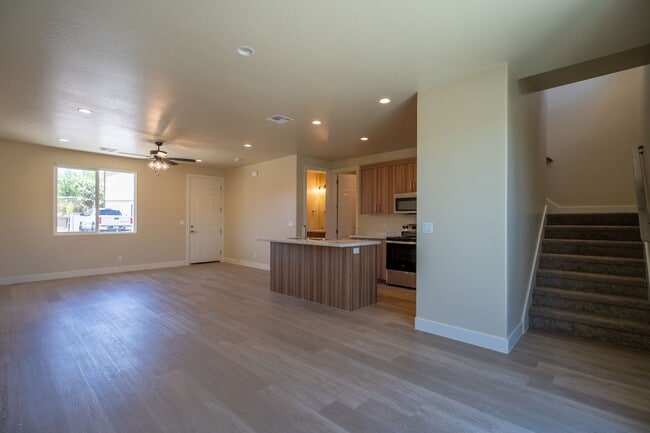 Building Photo - Newer Townhome Near Utah Tech