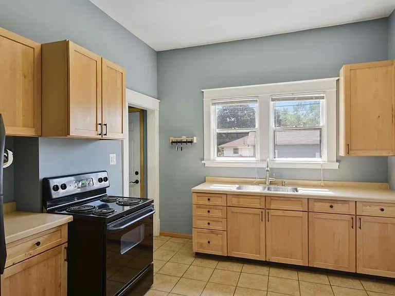 Kitchen - 3935 Hubbard Ave N