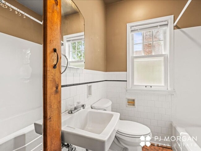 Building Photo - 2 bedroom, 1.5 Bathroom House Available Im...
