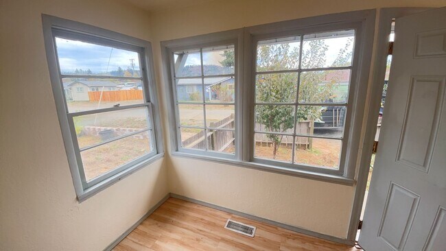 Building Photo - 577 NW T St