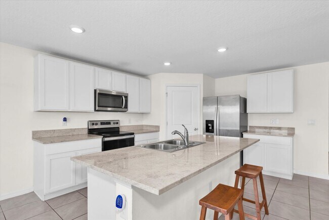 Building Photo - Available now in Wimauma | Spacious 5BR Home with 2,600+ Sqft
