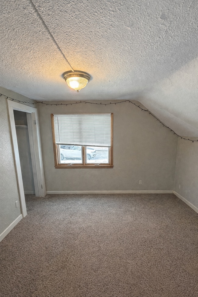 Building Photo - AVAILABLE JUNE - 5 Bed 2 Bath In East Hillside