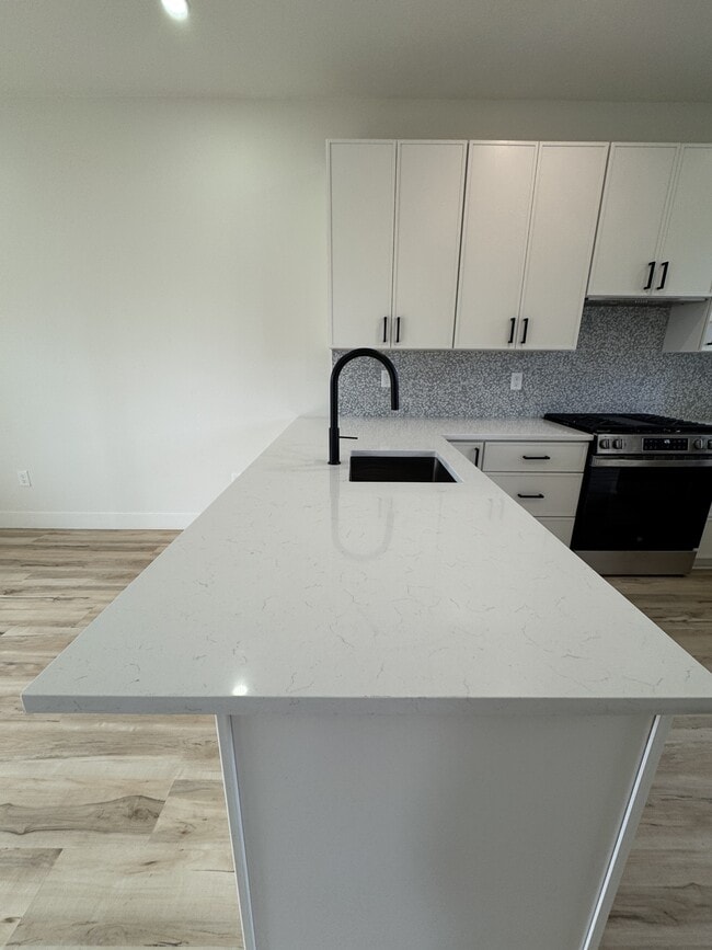 Building Photo - 715 W 9th Ave