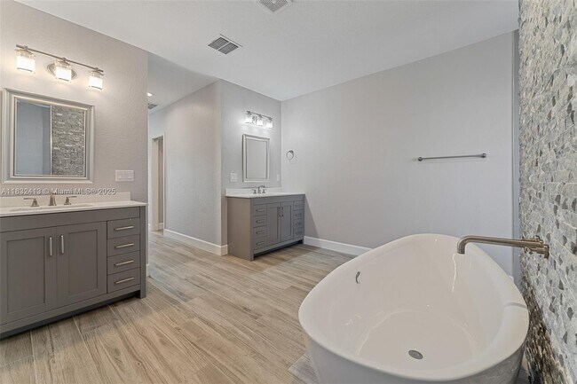 Building Photo - 4610 SW Masefield St