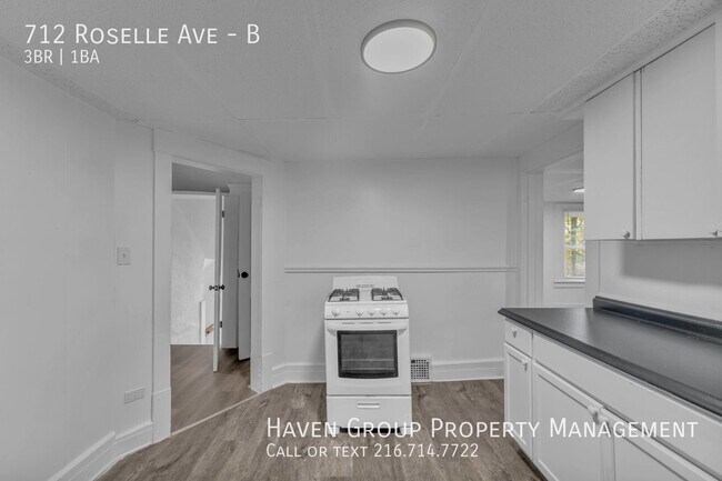 Building Photo - 712 Roselle Ave