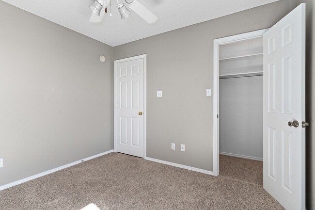 Building Photo - 5802 Park Valley Cir