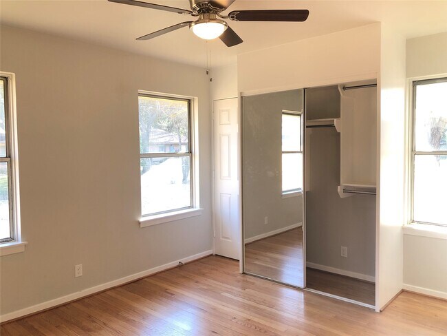 Building Photo - 5005 De Milo Dr