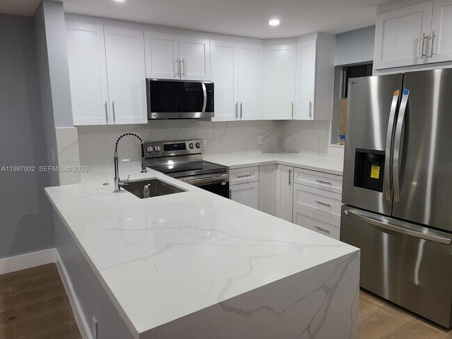 Building Photo - 2980 Riverside Dr